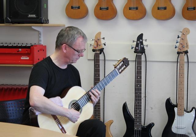 Old Waconian David Harvey visits music students at Cheadle Hulme School and plays guitar